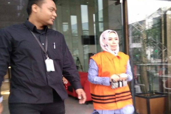  Kasus Suap Bowo Sidik : Hakim Tipikor Jatuhkan Vonis 1,5 Tahun Penjara ke Asty Winasty
