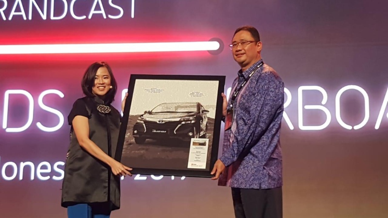 Executive General Manager PT Toyota Astra Motor, Fransiskus Soerjoprano (kanan) mewakili Toyota dalam menerima penghargaan 2019 Youtube ADS Leaderboard Indonesia./TAM