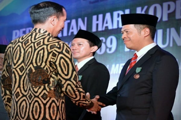 Arissetyanto Nugroho (kanan) berjabat tangan dengan Presiden Joko Widodo dalam satu acara./Istimewa