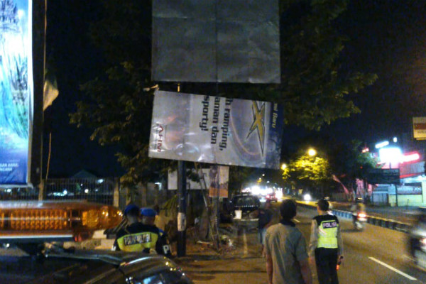 Petugas Satpol PP DIY membongkar paksa reklame raksasa di Jalan Magelang, Selasa (2/7) malam lalu./Istimewa-Satpol PP DIY