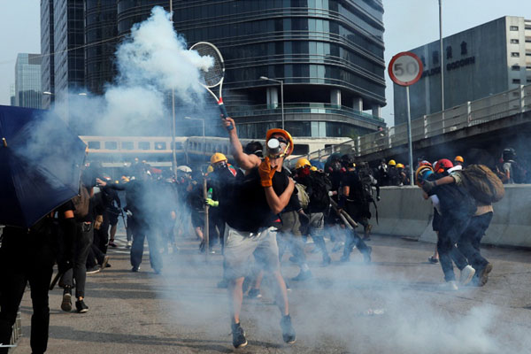  Polisi Hong Kong Mulai Tembakkan Gas Air Mata ke Demonstran