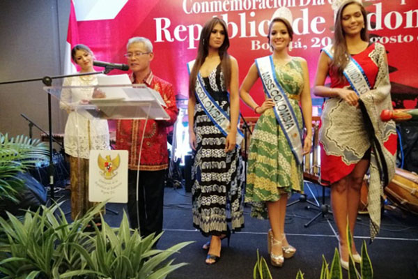  Tiga Ratu Kecantikan Kolombia Promosikan Batik Indonesia