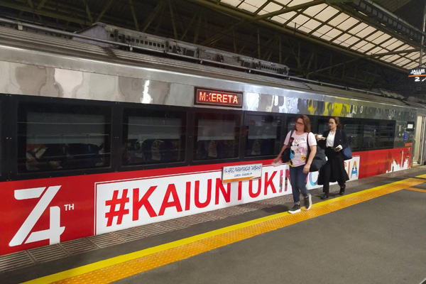  Bus Agra Mas Dihantam Kereta Api di Karawang