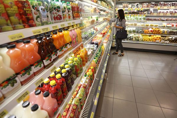Pengunjung memilih minuman di salah satu gerai supermarket/Jibi-Nurul Hidayat