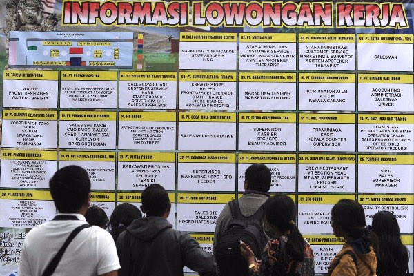 Sejumlah pencari kerja mengamati pengumuman lowongan kerja saat kegiatan bursa kerja di kawasan Lumintang, Denpasar, Bali, Selasa (9/7/2019). Bursa kerja yang diikuti 40 perusahaan yang menyediakan sekitar 1.000 lowongan pekerjaan tersebut diselenggarakan untuk menekan angka pengangguran./ANTARA FOTO-Fikri Yusuf