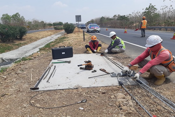  Pemasangan Tali Baja di Median Jalan Tol Cikopo Selesai Oktober