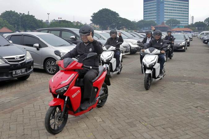  Pilot Project Penggunaan Sepeda Motor Listrik Dilakukan di Jabar dan Bali