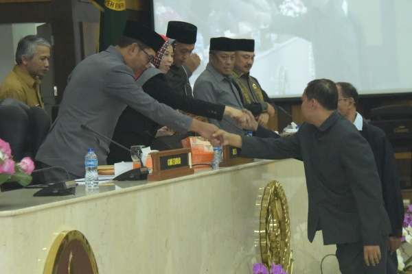  Rapat Terakhir DPRD Jabar, Perda Revisi RTRW Disahkan