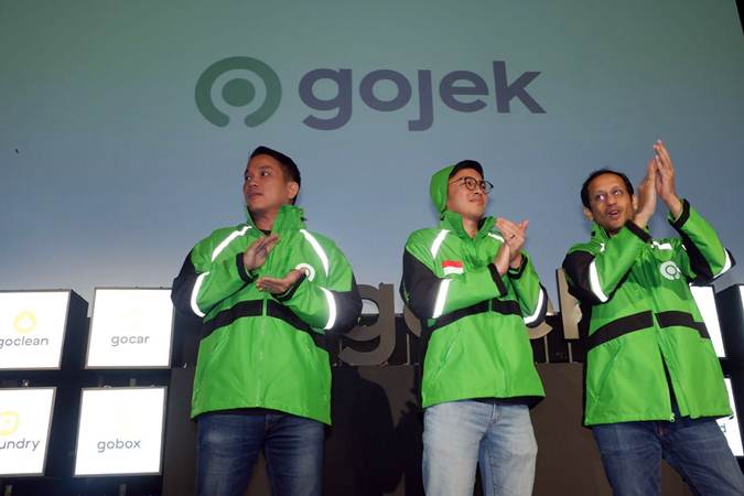 Founder dan CEO Go-Jek Grup Nadiem Makarim (dari kanan), Co-Founder Kevin Aluwi, dan Presiden Go-jek Grup Andre Soelistyo usai peresmian logo baru Go-Jek di Jakarta, Senin (22/7/2019)./Bisnis-Nurul Hidayat