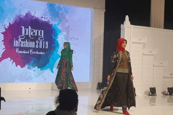  Tampil Bak Model, Pejabat Jateng Ikut Peragakan Busana Batik