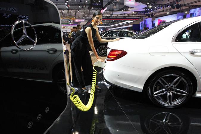  PLN Siapkan 7000 Charger Listrik Motor dan Mobil di Seluruh Indonesia