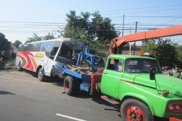  Foto-Foto Bus Mira Gasak Tiga Rumah di Pinggir Jl. Solo-Jogja