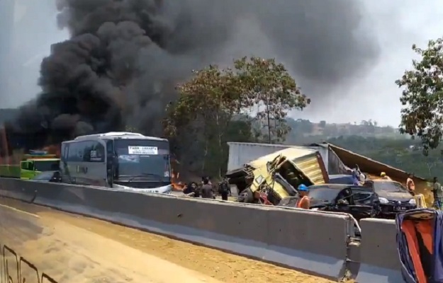  6 dari 15 Kendaraan Terbakar dalam Tabrakan Beruntun Tol Cipularang
