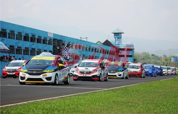  Alvin Bahar Raih Podium Juara Pertama Indonesia Touring Car Race 1600 Max