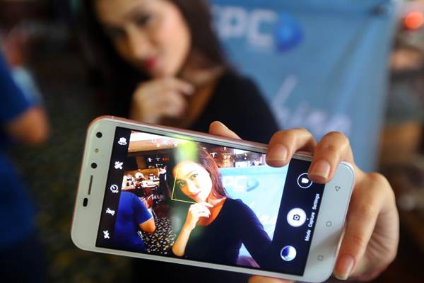 Model memperlihatkan smartphone SPC L53 Selfie saat peluncurannya, di Jakarta, Selasa (20/2/2018)./JIBI-Abdullah Azzam
