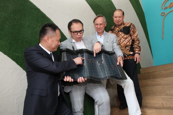  Atap Terintegrasi Panel Surya Diklaim Hemat Listrik Hingga 30%