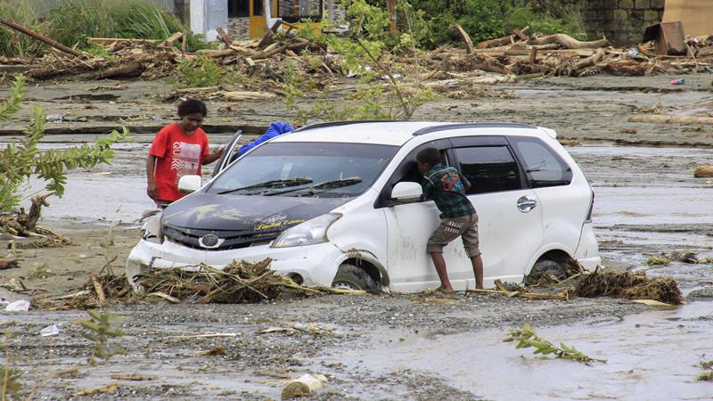  BNPB Serahkan Bantuan untuk Korban Banjir di Sentani Papua