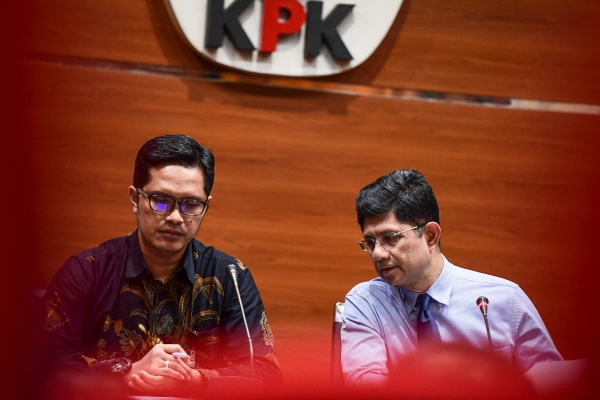Wakil Ketua KPK Laode Muhammad Syarif (kanan) didampingi juru bicara KPK Febri Diansyah memberikan keterangan pers terkait penetapan tersangka kasus korupsi di gedung KPK, Jakarta, Senin (29/4/2019)./ANTARA FOTO-Hafidz Mubarak