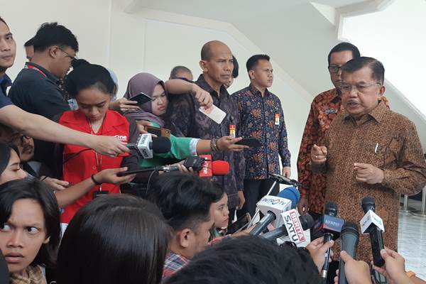 Wapres Jusuf Kalla memberi keterangan kepada wartawan/Bisnis-Anggara Pernando