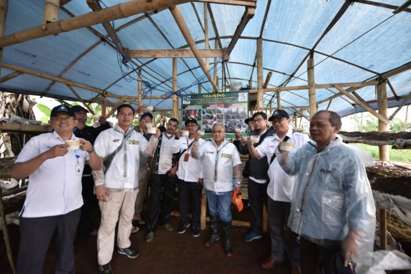 Dirut Jasa Tirta II U. Saefudin Noer (keempat kanan) saat mengunjungi percontohan biogas di Desa Padamukti, Pengalengan, Jawa Barat./Bisnis