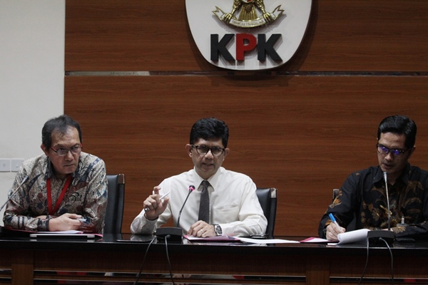 Wakil Ketua KPK, Laode M Syarif (tengah), Saut Situmorang (kiri) didampingi Juru Bicara KPK Febri Diansyah (kanan) menggelar konferensi pers terkait tersangka baru kasus korupsi di Gedung KPK, Jakarta, Senin (10/6/2019)./ANTARA FOTO-Reno Esnir