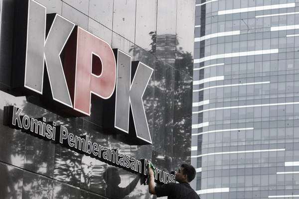 Pekerja membersihkan logo Komisi Pemberantasan Korupsi (KPK) di gedung KPK, Jakarta, Senin (5/2)./ANTARA FOTO - Muhammad Adimaja