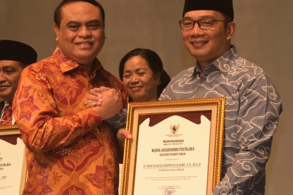  Ridwan Kamil Terima Penghargaan dari Perpustakaan Nasional