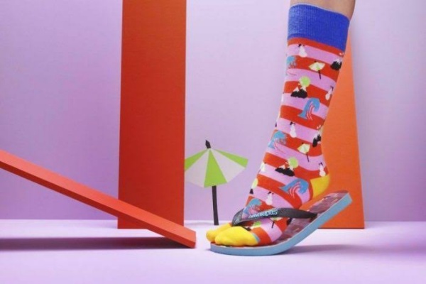  Havaianas dan Happy Socks Kolaborasi dalam Koleksi Musim Panas