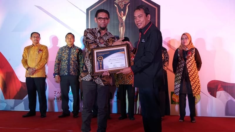  Dirut Pelindo IV Farid Padang Terima Penghargaan 7Sky Media Award 2019