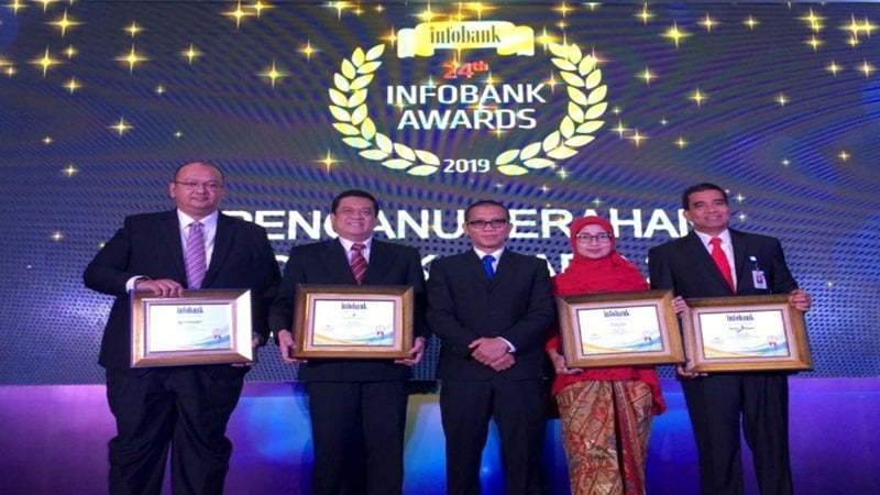 Jajaran Managemen Bank Kalsel saat menerima penghargaan Infobank Awards Tahun 2019. JIBI/Bisnis/ Arief Rahman