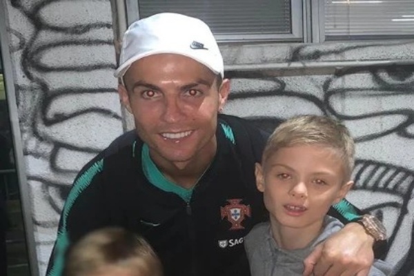  Usai Kalahkan Serbia, Cristiano Ronaldo Foto Bareng Anak Nemanja Matic