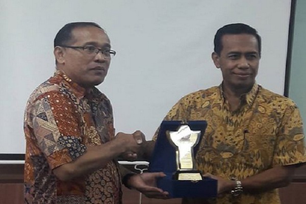 Letjen TNI (Purn) Profesor Dr Syafruddin Tippe, MSi (kanan) dan Dr Ir Hisar Sirait, Rektor Kwik Kian Gie School of Bussiness/Facebook Universitas Jayabaya