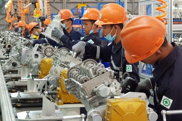 Pekerja merakit mesin mobil Esemka di pabrik PT Solo Manufaktur Kreasi, di Boyolali, Jawa Tengah, Jumat (6/9/2019)./JIBI - Bisnis/Chamdan Purwoko