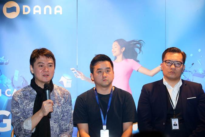 CEO DANA Vincent Iswara (dari kiri) bersama Director TIX ID Sean Kim dan EVP Digital Centre of Excellence PT Bank Rakyat Indonesia (Persero) Kaspar Situmorang memberikan penjelasan saat media briefing di Jakarta, Senin (25/3/2019)./Bisnis-Abdullah Azzam