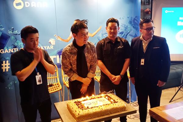 CEO DANA Vincent Iswara  (kedua dari kiri) dalam acara konferensi pers perayaan 1 tahun kehadiran dompet digital DANA, Senin (25/3/2019)./Bisnis-Deandra Syarizka