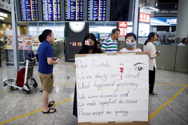 Pengunjuk rasa anti pemerintah meminta maaf atas kerusuhan yang terjadi di bandara Hong Kong, China, Rabu (14/8/2019)./Reuters-Thomas Peter