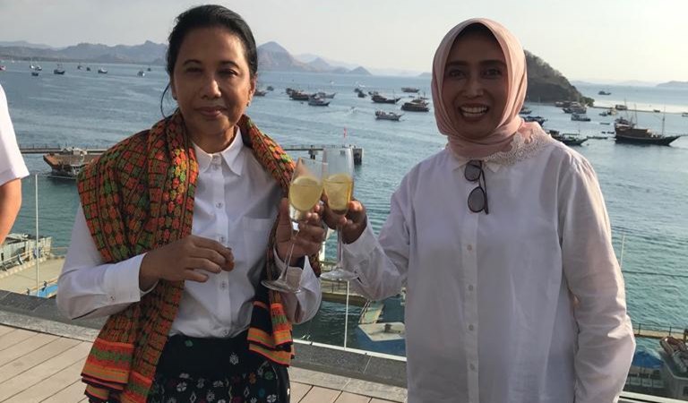 Menteri BUMN Rini Soemarno dan Dirut ASDP Ira Puspadewi di selasar hotel Innaya Bay, Labuan Bajo, Senin (9/9/2019). Hotel Innaya Bay dijadwalkan soft opening 1 Oktober, menjadi salah satu sentral kawasan wisata terpadu Labuan Bajo./Bisnis