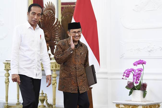 Presiden Joko Widodo (kiri) menyambut Presiden ketiga RI BJ Habibie (kanan) di Istana Merdeka, Jakarta, Jumat (24/5/2019)./ANTARA-Puspa Perwitasari 
