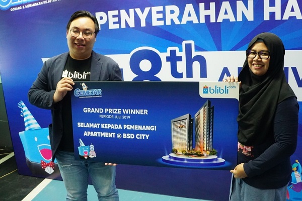  Blibli.com Serah Terima Apartemen, Motor dan Paket Wisata Ke Pemenang Hadiah Ulang Tahun Blibli.com Ke-8