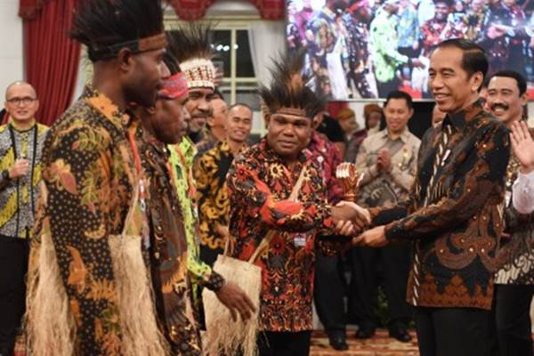 Presiden Joko Widodo (kanan) saat bertemu dengan perwakilan dari Papua dalam satu acara di Jakarta beberapa waktu lalu./ANTARA-Wahyu Putro A