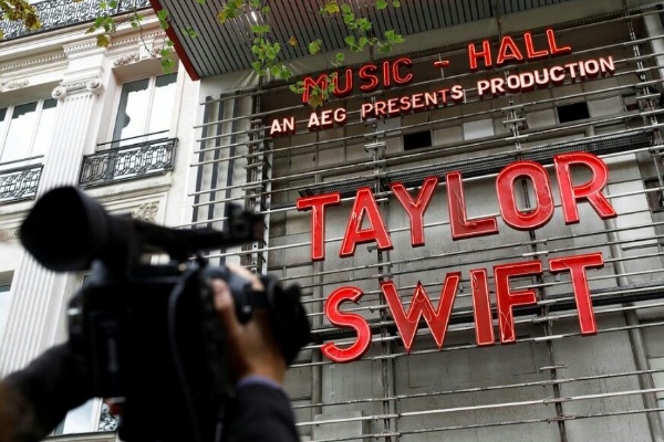  Taylor Swift Menebar Cinta di Kota Paris