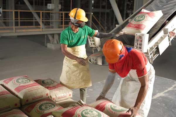 Pekerja PT Semen Baturaja (Persero) Tbk sedang mengemas semen di pabrik perseroan/Istimewa