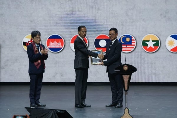 Ketua Umum Persatuan Insinyur Indonesia (PII), Heru Dewanto, dan Presiden Jokowi