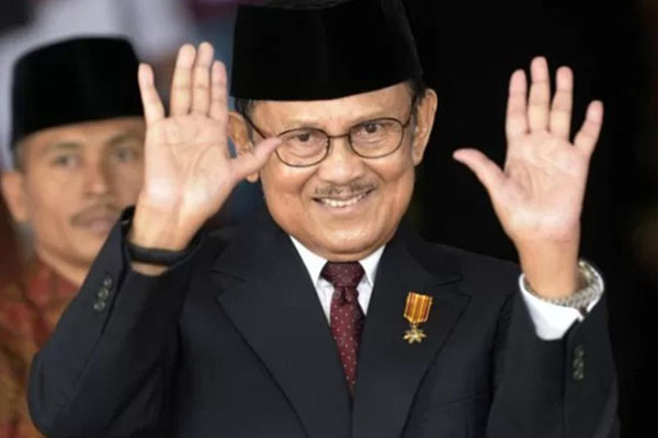  Hanung Bramantyo Gemetar Dengar Kabar Habibie Meninggal