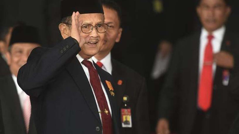  Hampir Semua Ibu Ingin Anaknya Pintar Seperti Habibie