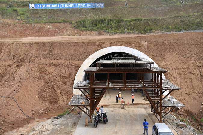 Pekerja mengecek terowongan kembar pada proyek pembangunan Jalan Tol Cileunyi-Sumedang-Dawuan (Cisumdawu) di Kabupaten Sumedang, Jawa Barat, Rabu (8/5/2019)./ANTARA-Puspa Perwitasari