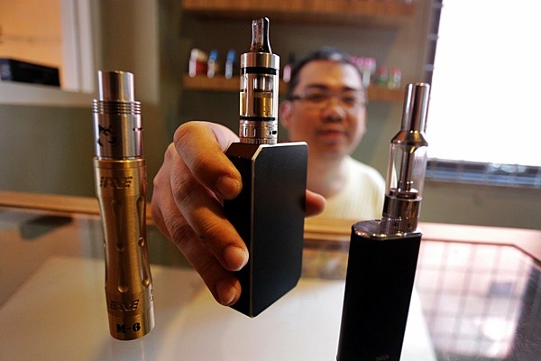 Pedagang memperlihatkan rokok elektronik (e-cigarette)./Antara