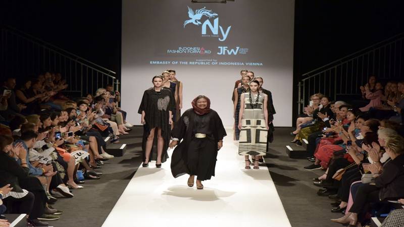  Perak dan Batik Indonesia Bergaya di Panggung Vienna Fashion Week 2019