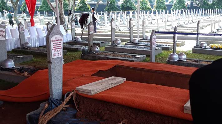  Ratusan Masyarakat Saksikan Prosesi Pemakaman B.J. Habibie dari Dekat