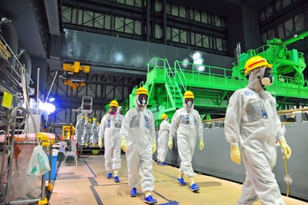 Petugas dari IAEA tengah melakukan pemeriksaan instalasi pembangkit nuklir./www.world-nuclear-news.org